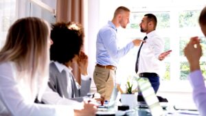 التعامل مع المضايقات والتهديدات في العمل