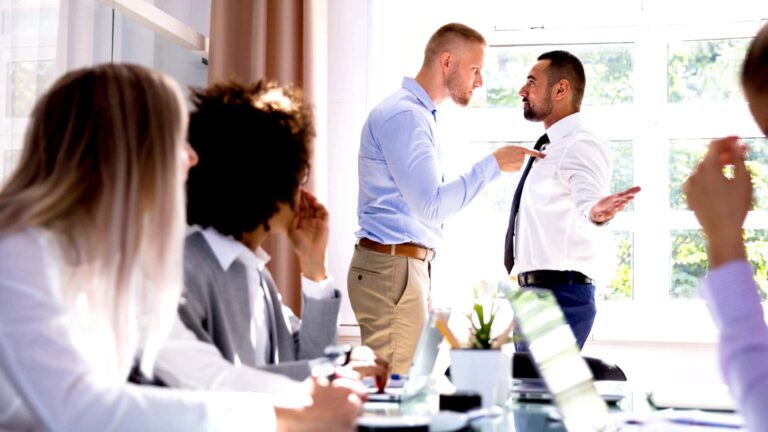 التعامل مع المضايقات والتهديدات في العمل